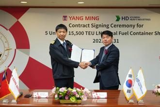 陽明海運(股)公司技術長鄭正雄船長(左)、HD現代重工業株式會社執行副總Jae Ho Kang(右)簽約。（陽明提供）