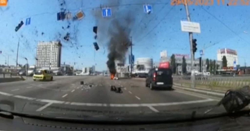 俄羅斯5月29日發射彈雨，攻擊烏克蘭首都基輔，路上不斷閃現火光與黑煙。（路透）