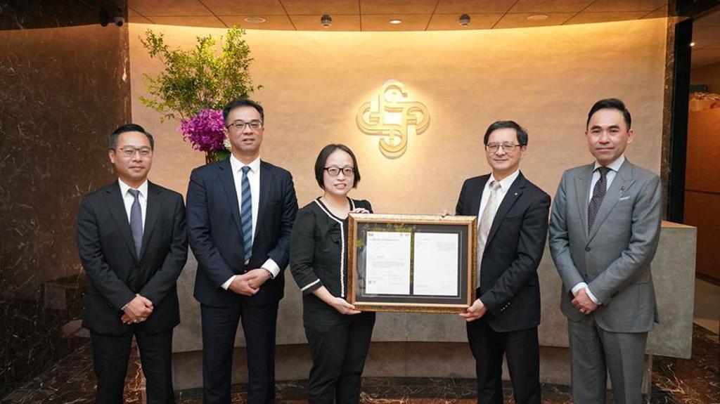 （右起KPMG安侯建業執行長吳麟、中租控股策略長廖英智、BSI英國標準協會協理洪詩嵐、KPMG安侯建業執行副總經理朱成光及簽證會計師吳趙仁。圖／中租控股提供）
