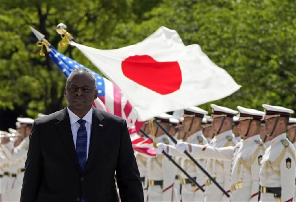 美國國防部長奧斯汀（Lloyd Austin）訪問日本，1日在東京的日本防衛省檢閱自衛隊儀隊。（圖／美聯社）