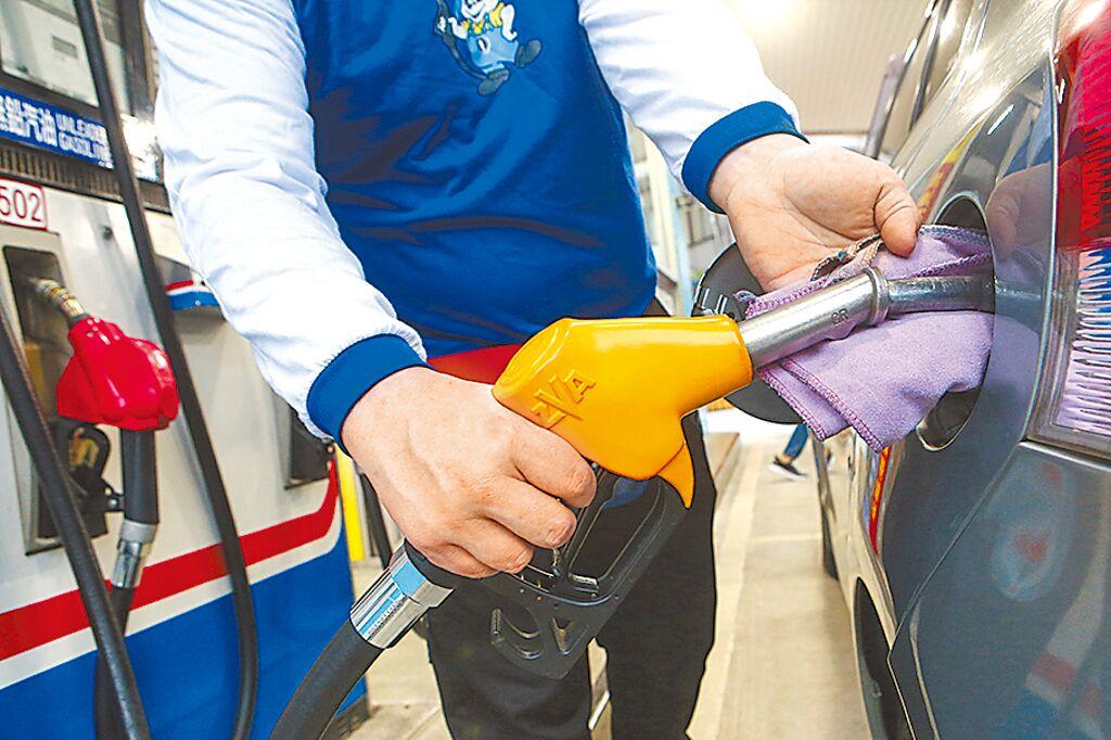 中油預估第4季原油價格會小回到80美元。圖為消費者前往加油站加油。（本報資料照片）