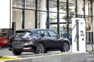 BMW iX xDrive50最快僅需6分鐘就能補充100km續航里程 (BMW提供)