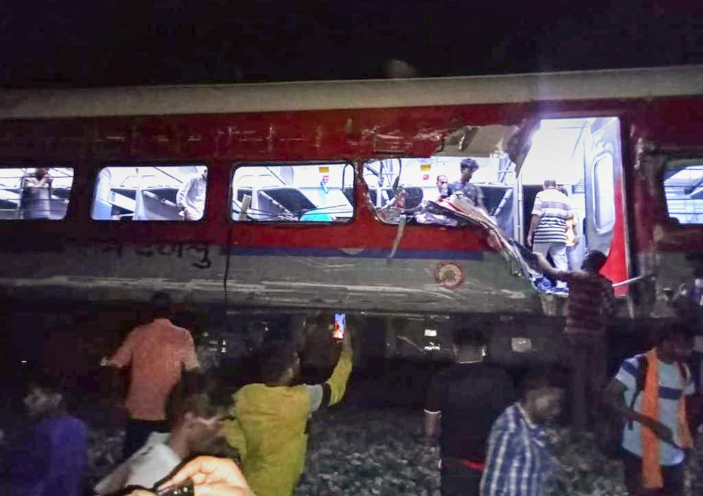 印度東部奧里薩省（Odisha）2日晚上發生火車相撞的重大交通意外，造成至少207人喪生、900多人受傷。（圖／美聯社）