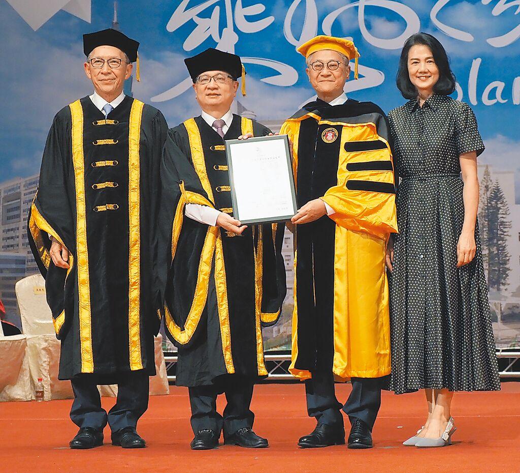 台北醫學大學5日舉辦111學年度畢業典禮，北醫校長林建煌（左二）頒授名譽博士學位予台新金董事長吳東亮（右二）。（台北醫學大學提供）