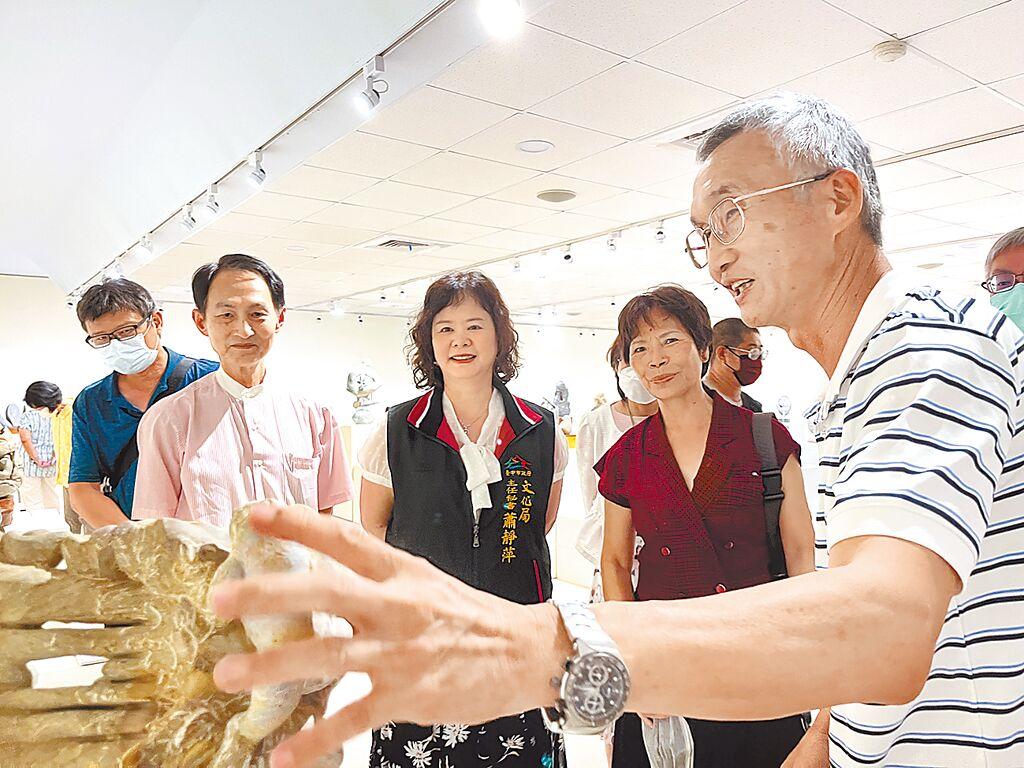 石雕藝術家張吉龍先生（右起）、大台中星相卜卦堪輿職業工會副理事長陳婕瑩老師、臺中市政府文化局主秘蕭靜萍、全國職業工會總會副理事長黃文封。圖／陳逸格
