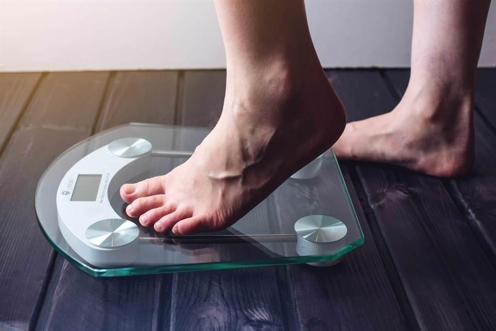 減重成為現代風潮，醫師表示，睡眠不只害人疲倦，更會讓人體重增加。(示意圖/ Shutterstock )