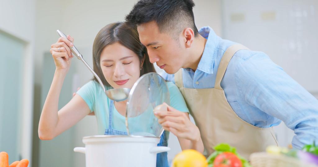 現代人致力培養健康的飲食、生活習慣。譚敦慈表示，她個人採3種烹調飲食態度，包括不吃複合型調味物、不吃自製釀造物、不喝火鍋湯也少煮湯。(示意圖/ Shutterstock )