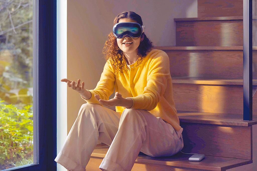 日前有腦筋動得快的網友好奇，難道沒人認為Vision Pro是看股神器嗎？網友表示，一台Vision Pro就能同時顯示好幾個市場，根本一台抵多台。（APPLE提供）