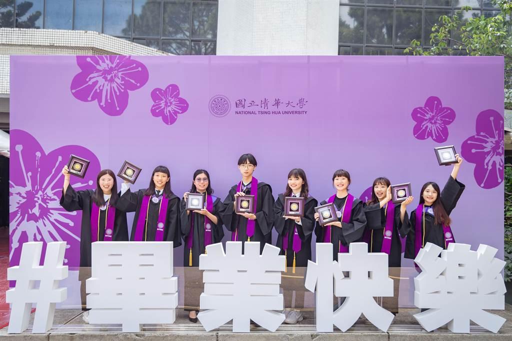 國立清華大學10日舉行畢業典禮，此屆畢典共有2338人獲頒學士學位，2545人獲頒碩士學位，223人取得博士學位。（清華大學提供／陳育賢新竹傳真）