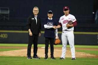 「2023台灣未來之星棒球邀請賽」由中華電信郭水義董事長受邀擔任開球嘉賓。（中華電提供）