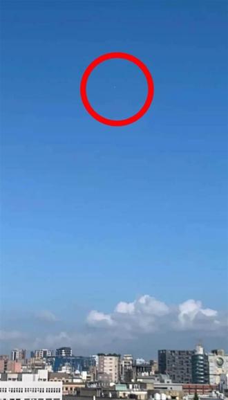 2021年9月27日上午8點29分拍的照片，左下是司法院大樓，右下角是總統府，照片的中央有個小白點，那就是一個來源不明的「氣球」。國防部當日表示，依所述日期之空域監控分析，媒體所謂探空氣球，並非出現在台灣本島，而是距離約40公里以外之外海。國防部對台海週邊空域狀況，均能持續掌握並適切應處。（圖／取自鄭明典臉書）
