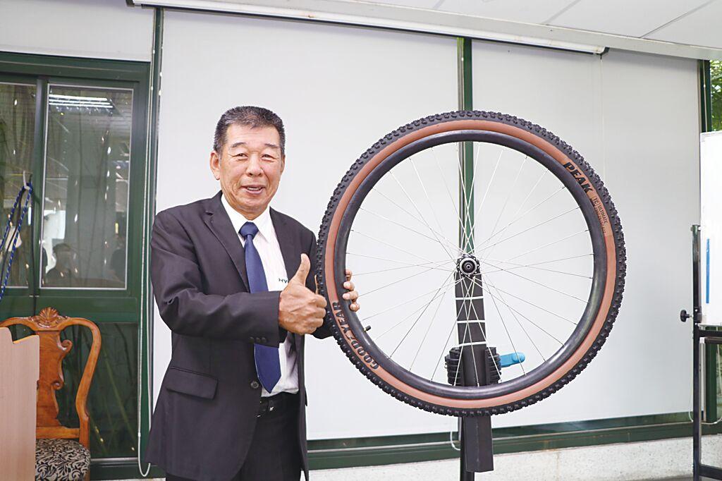 鑫永銓董事長林季進27日在股東常會後，秀出公司跨足熱塑性碳纖維自行車輪圈產品。圖／劉朱松
