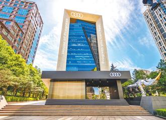 與世界同步，Audi House of Progress Taipei品牌概念店，本月起現身台北市信義區克緹國際大樓戶外廣場。（台灣奧迪提供／黃琮淵台北傳真）