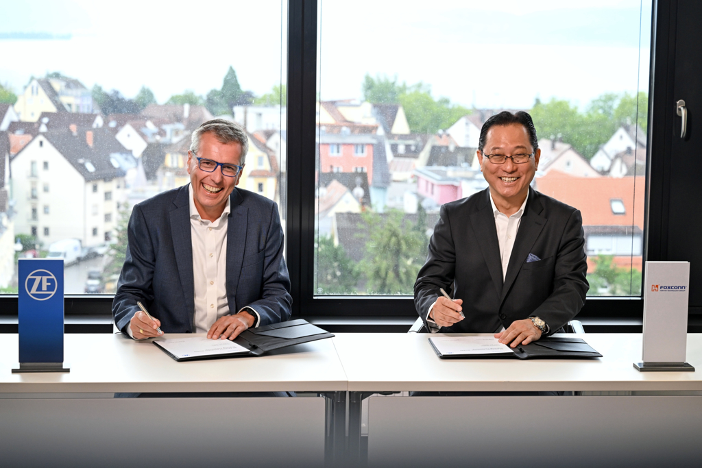 圖說：鴻海宣布與德國科技大廠ZF集團建立合作伙伴關係，ZF集團執行長Holger Klein（左）與鴻海電動車策略長關潤（右）24日於德國ZF總部完成合作簽約。（鴻海提供）