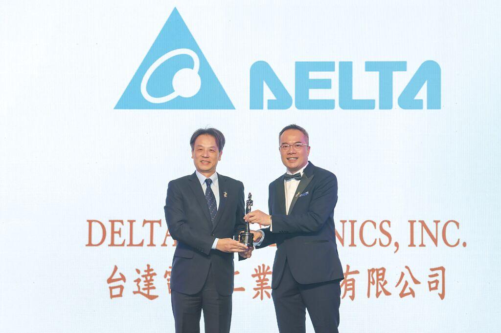 台達重視友善職場與多元共融的表現，榮獲2023年「亞洲最佳企業雇主獎」的肯定，人資長陳啟禎（左）代表受獎。圖／台達提供