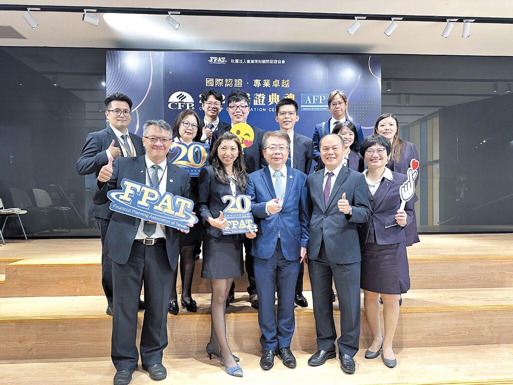 「2023年CFP/AFP授證典禮」華南銀行個人金融事業群副總經理李宗賢（前排中）、財富管理部經理黃守良（前排右二）與授證同仁一同合影。圖／華銀提供