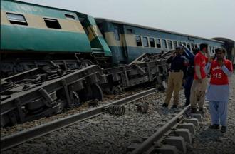 巴基斯坦南部火車出軌，死傷人數增加。(圖/Youtube截圖)