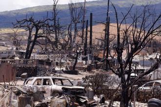 美國夏威夷毛伊島野火將一座城鎮化為灰燼，州長葛林說，罹難人數今天破百，累計101人。（圖/路透社）