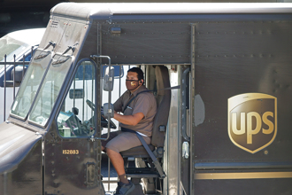 美物流大廠UPS拍板加薪17%，卡車司機年薪高達541萬元台幣，一躍成全美最夯職業，是否排擠其他產業人力需求，或掀仿效效應受矚。（示意圖/達志影像/shutterstock）