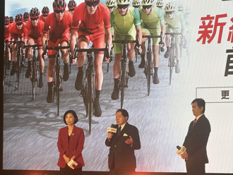 遠傳董事長徐旭東(圖中)、總經理井琪(圖左)以及亞太電董事長陳鵬(圖右)。(王逸芯攝)