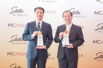 經濟部國際貿易局及MEET TAIWAN代表，前往Stella Awards頒獎典禮領獎。圖／貿協提供