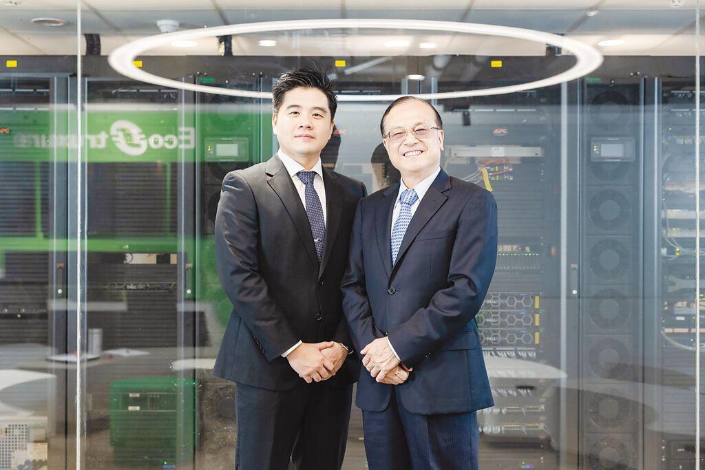 施耐德電機關鍵電力＆永續部門總經理黃建棠（左）、國眾電腦董事長王超群（右）。圖／施耐德電機提供