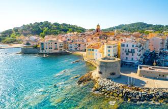 法國南部度假天堂聖托倍（Saint-Tropez）的餐廳傳出對遊客大小眼，只接大單。（資料照／shutterstock）