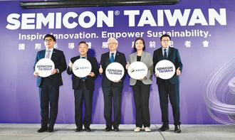 SEMICON Taiwan國際半導體展6日登場，國科會主委吳政忠（中）、日月光執行長吳田玉（左二）、環球晶董座徐秀蘭（右二）、台灣默克集團董事長李俊隆（左一）及SEMI全球行銷長暨台灣區總裁曹世綸（右一）5日共同剖析半導體產業現況。圖／顏謙隆
