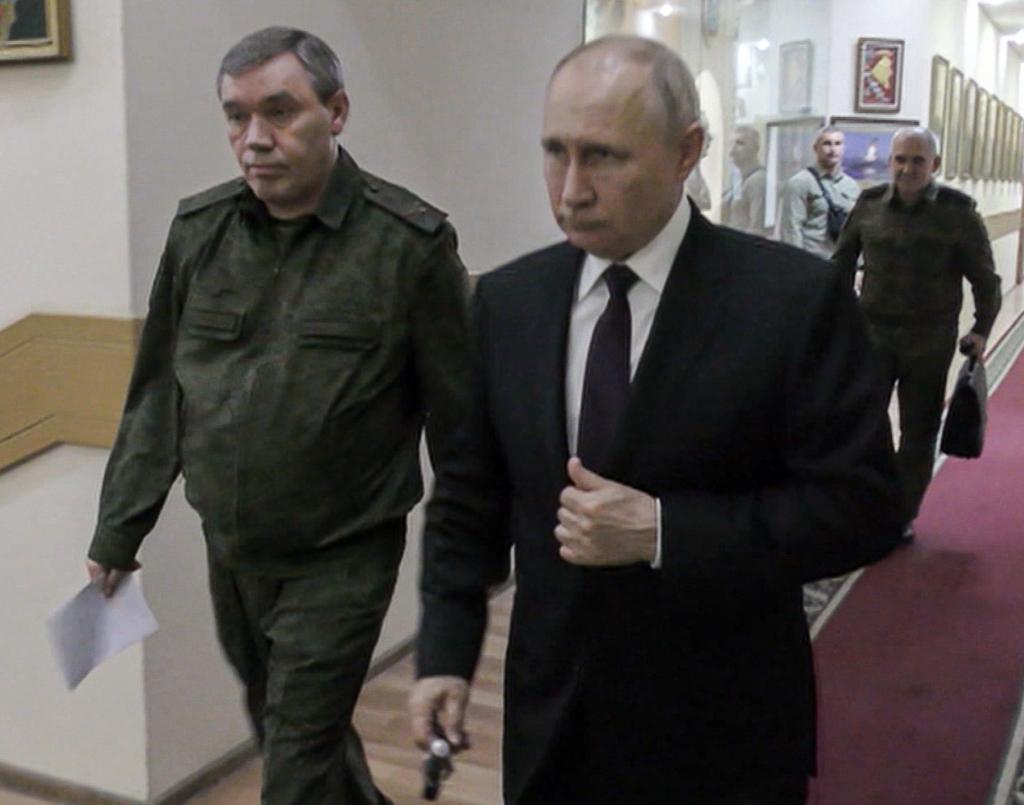 俄羅斯總統普丁（右）和參謀總長格拉西莫夫（Valery Gerasimov）8月現身南部軍區（Southern Military District）總部的神情。（美聯社）