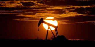 美國正值颶風旺季，恐影響能源供給，提升原油產品需求，另一方面市場預估OPEC+可能持續延長減產，捍衛油價，使油價走高。圖／美聯社