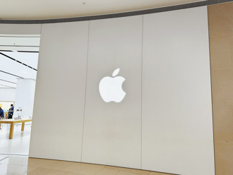 研調機構TrendForce預估，蘋果即將推出的iPhone 15 Pro Max因為獨具潛望式鏡頭，故恐漲價100美元內。(王逸芯攝)