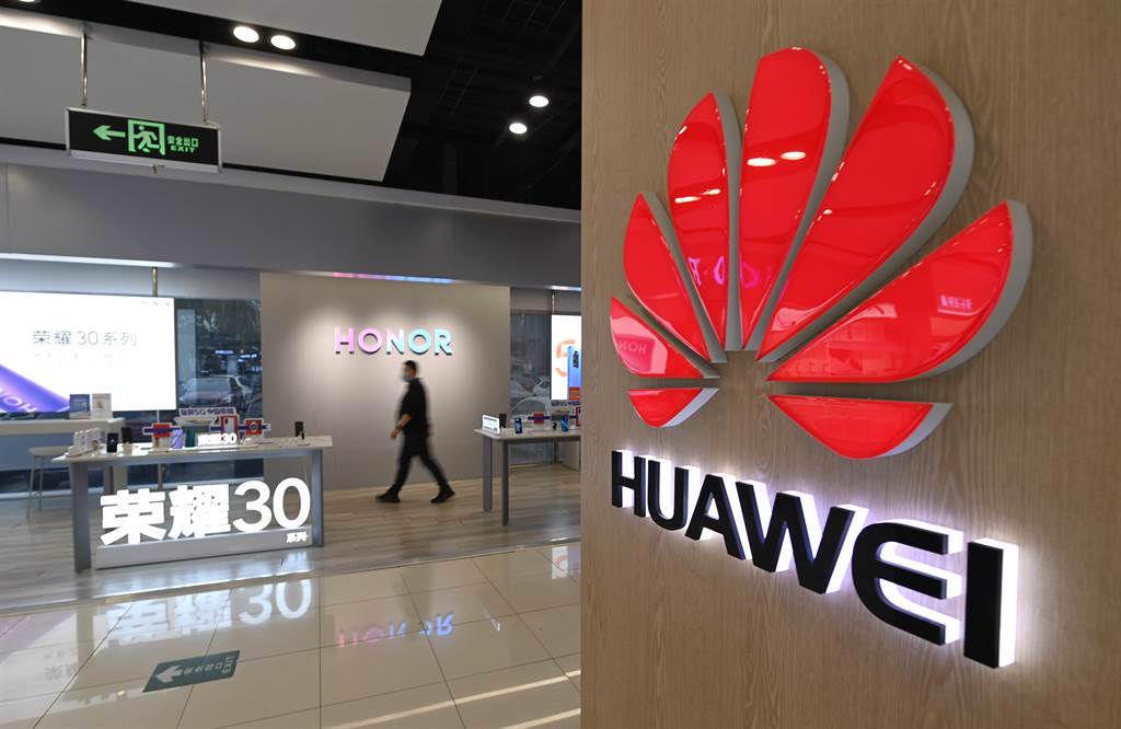 除Mate60 Pro+8日開放預購，預定10/9前發貨，華為新一代折疊機Mate X5同步預購，24日前出貨。(圖/中新社)