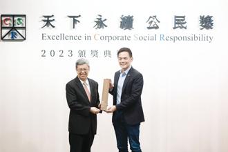 台灣大16度入選天下永續公民獎TOP 10，行政院長陳建仁（左）頒獎，台灣大由總經理林之晨代表領獎。圖／台灣大提供