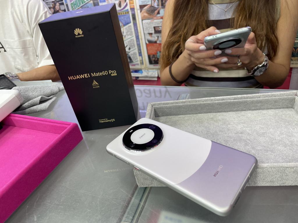 華為5G新機Mate 60 Pro象徵大陸晶片業在美國制裁威脅下，仍然能夠提升技術。（圖／中新社）