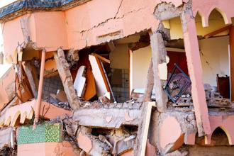 摩洛哥強震至少2122死。圖為摩洛哥南部強震重創山村穆萊卜拉欣（Moulay Brahim），一間旅店在地震中嚴重毀損。（圖／路透社）