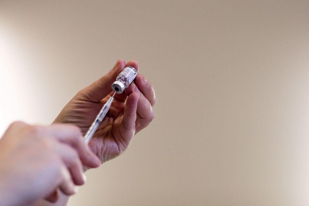 「紐約時報」報導，除2支最新版COVID-19疫苗外，FDA今天也核准新一季的流感疫苗與呼吸道融合病毒（RSV）疫苗，後者供嬰幼兒與年長族群加強保護力。(圖/ 路透社)