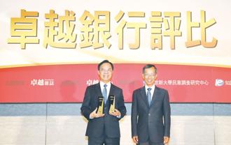 《2023卓越銀行評比》頒獎典禮，由金管會主任秘書蔡福隆（右）頒獎，合作金庫銀行總經理蘇佐政（左）代表領獎。圖／合作金庫銀行提供