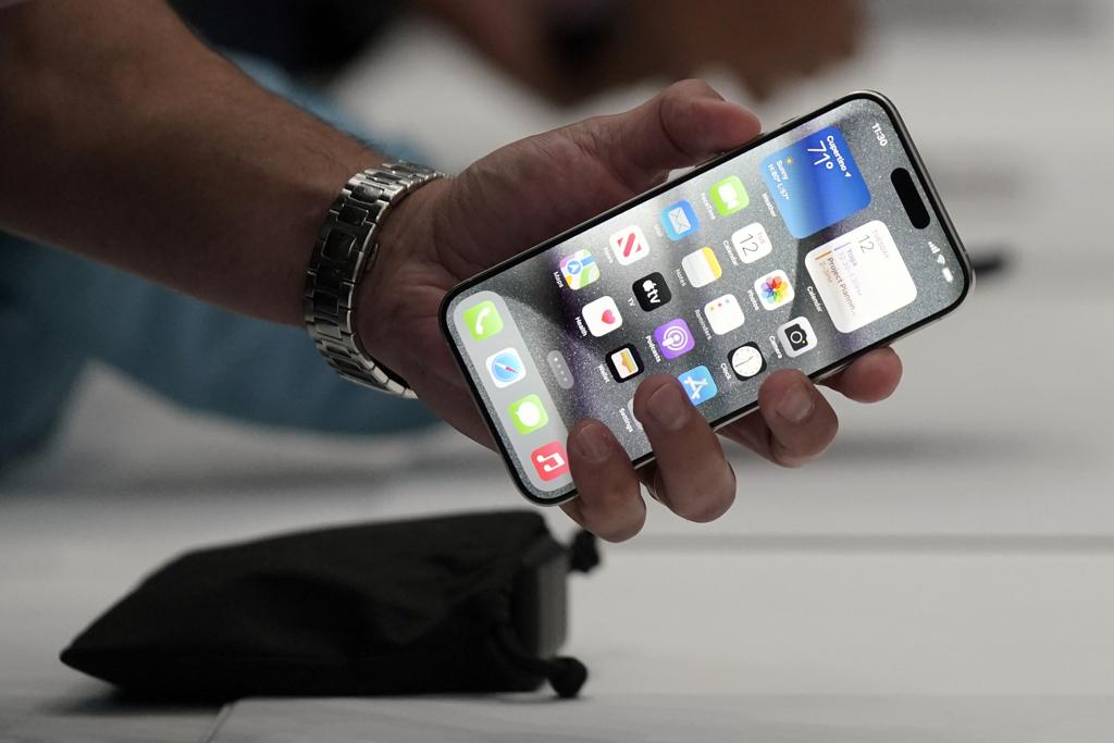 外媒記者驚呼，iPhone 15等新品帶來改變生活的4項全新功能。圖為iPhone 15 Pro。（圖/美聯社）
