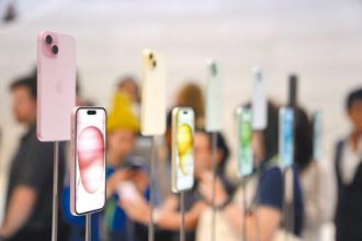 iPhone 15系列共推出粉紅、黃、綠、藍、黑五種粉色系。圖／美聯社