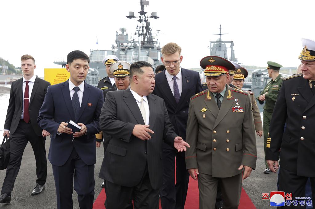 正在俄羅斯訪問的金正恩，昨天在蕭依古的陪同下，參觀俄國可攜帶核彈頭的戰略轟炸機、極音速飛彈和軍艦。(圖/ 美聯社)