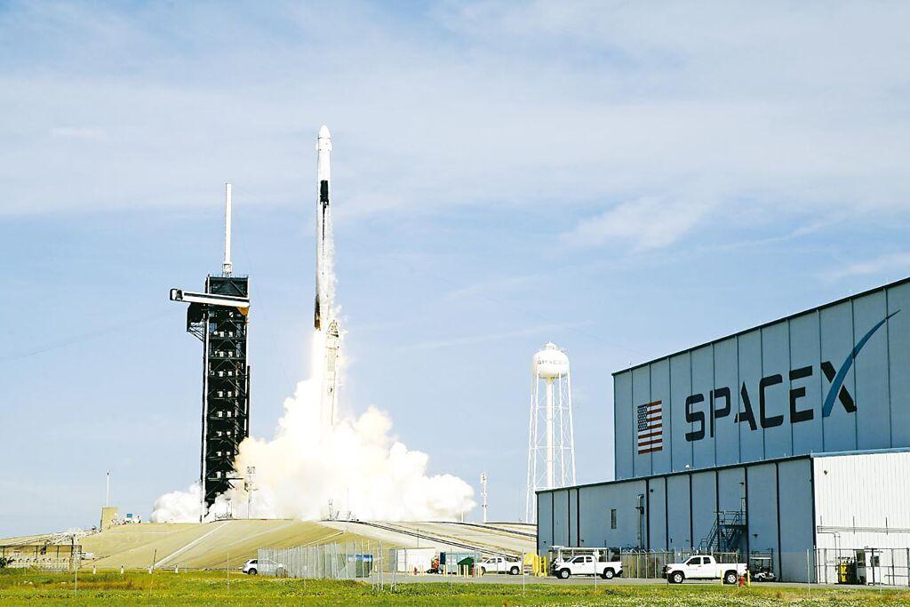 國內低軌衛星廠商看好全球前三大低軌衛星營運商SpaceX、Amazon及OneWeb全面投入下，明年商機將更紅火。圖／美聯社