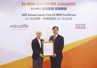 SGS台灣區總裁邱志宏（右）授證給百略醫學執行長林振輝（左）。圖／SGS提供