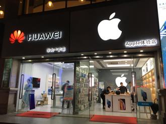 華為與蘋果先後推出新機，再掀手機王者之戰，郭正亮認為其他手機品牌也將受影響。（示意圖／Shutterstock）