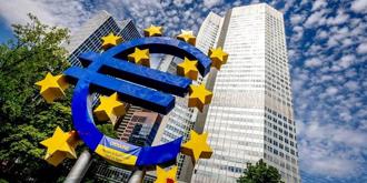 歐洲央行（ECB）管理委員會委員暨希臘央行總裁圖納拉斯表示，歐元區應藉由緊縮財政政策來協助遏止通膨。圖／美聯社