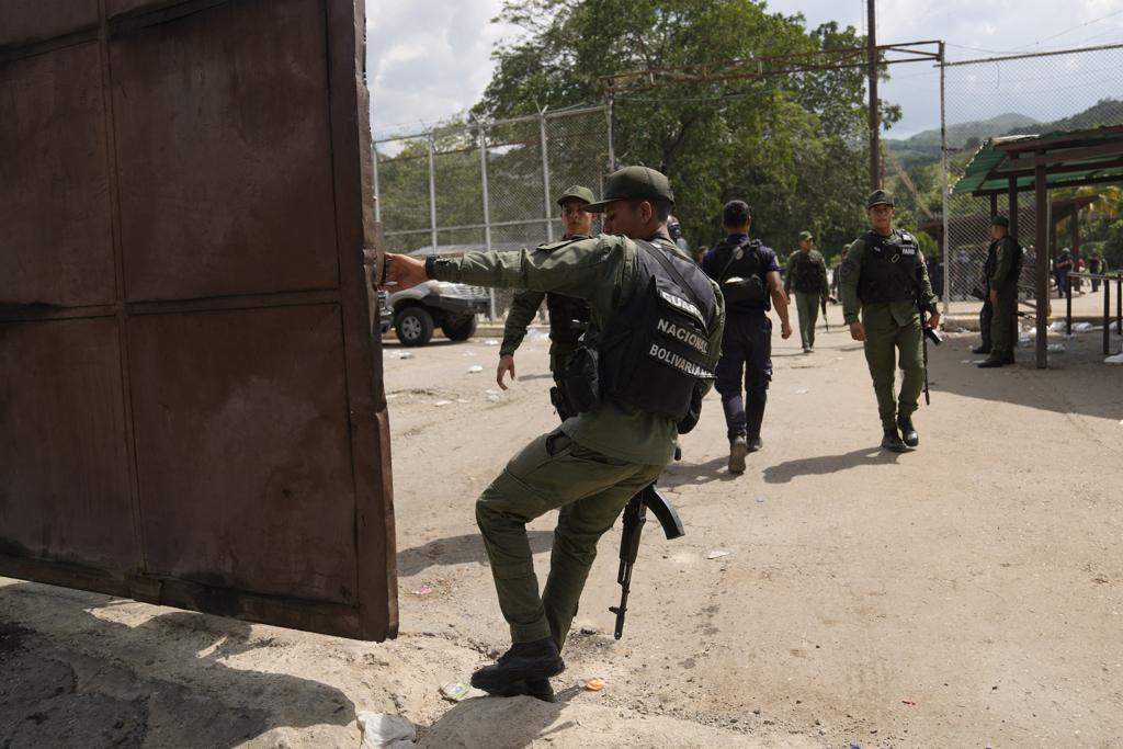 委內瑞拉上萬名軍警20日突襲北部阿拉瓜州托克隆監獄，從黑幫手中奪回掌控權。（美聯社）