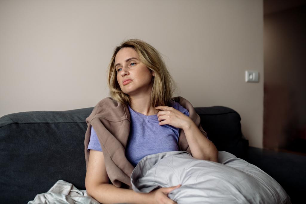 新冠肺炎後續症狀如呼吸急促、容易疲倦、腦霧久而不癒，令患者飽受折磨。（示意圖／Shutterstock）