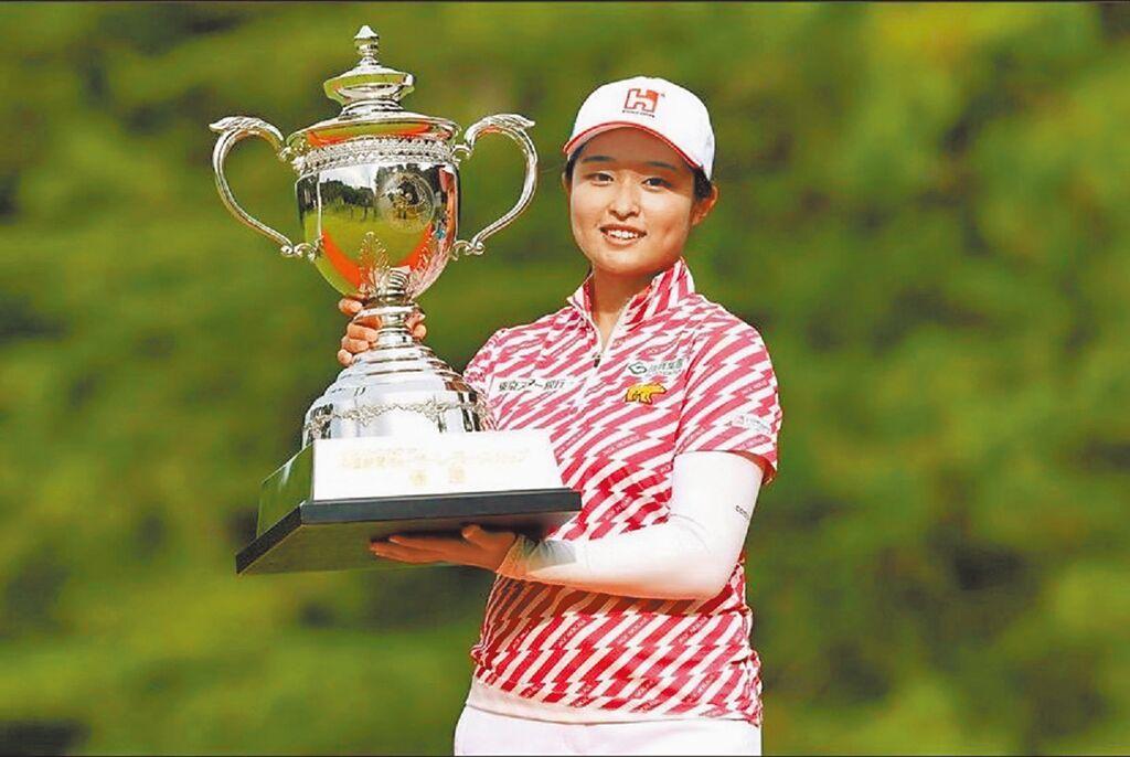 中國信託銀行贊助的「中國信託女子高爾夫之星」吳佳晏，23日在日次巡「中國新聞女子盃」以低於標準桿10桿、總桿數206桿的成績抱回后冠，穩居日次巡獎金榜后座。（取自JLPGA官網）