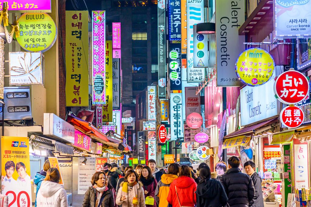 購物為吸引外國遊客訪韓的第2大原因。圖為首爾的購物區明洞。（示意圖／shutterstock）
