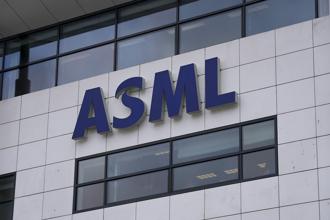 台積電要求荷蘭設備商艾司摩爾（ASML）延遲出貨高階晶片製造設備，ADR聞訊大跌。圖／美聯社