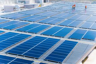 國際能源總署今天表示，包括太陽能板和電動車在內等潔淨能源技術出現創紀錄成長，這意味仍有可能將全球暖化升溫幅度控制在攝氏1.5度內。（示意圖/shutterstock）